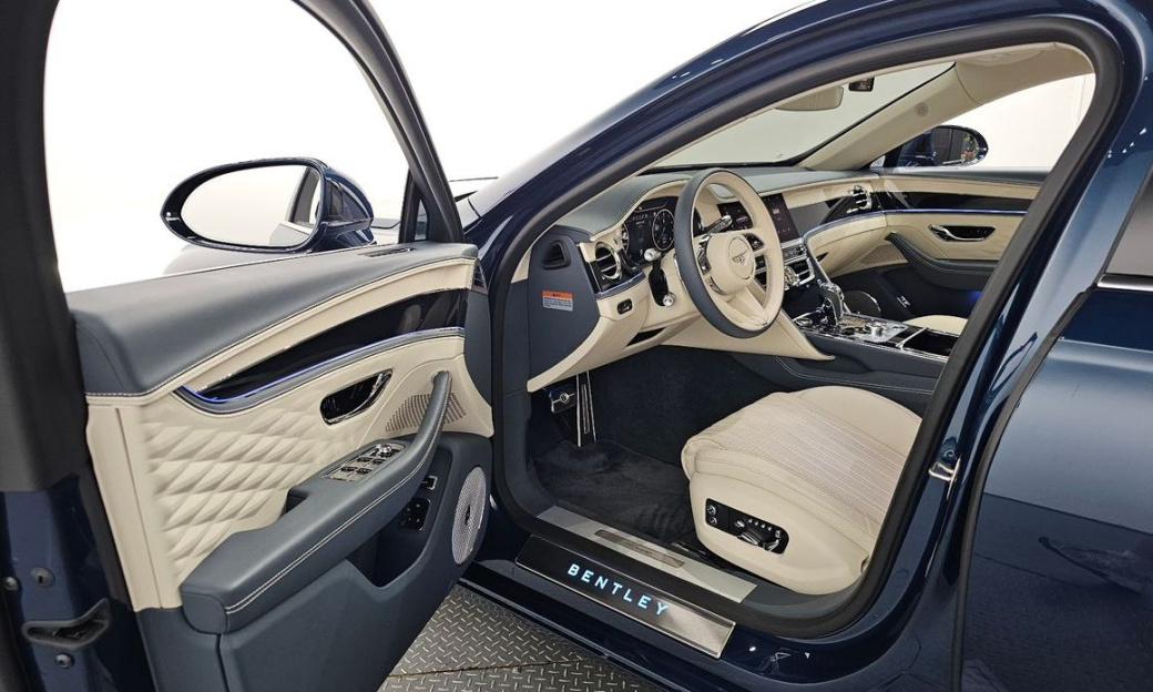 Bentley Flying Spur 4.0 Azure, 2024