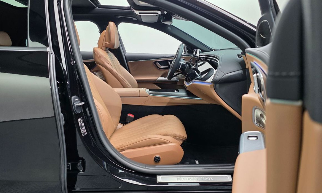 Mercedes-Benz E-Class E300 4MATIC AMG Line, 2025