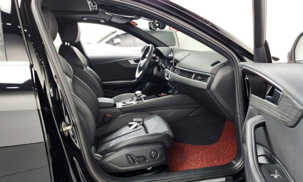 Audi A4 40 TFSI Premium, 2023