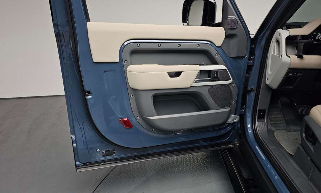Land Rover Defender 90 D250 SE, 2022