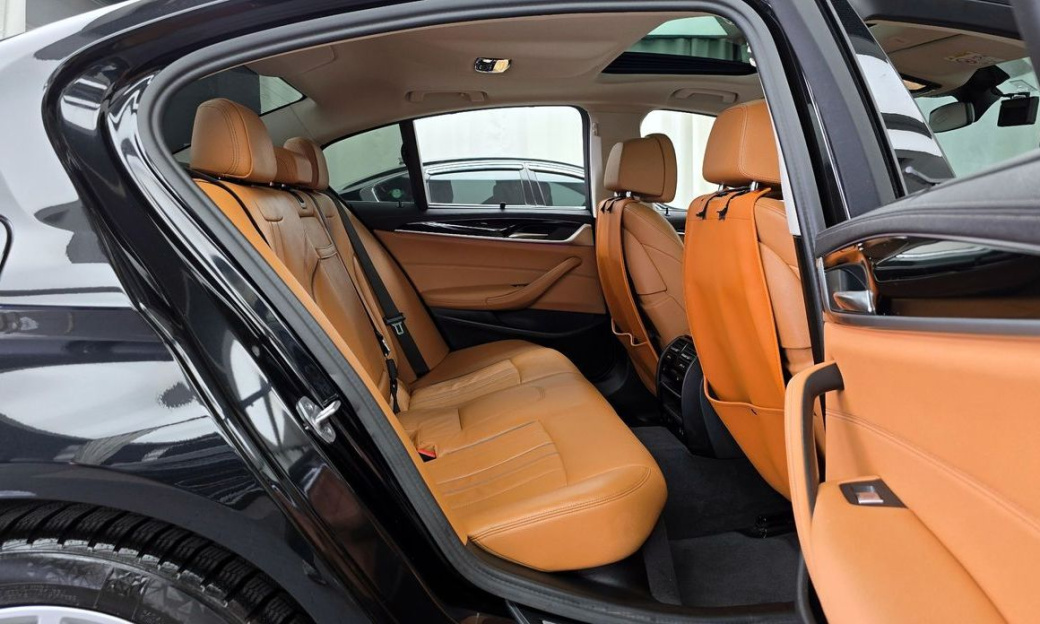 BMW 5-Series 520i Luxury, 2022
