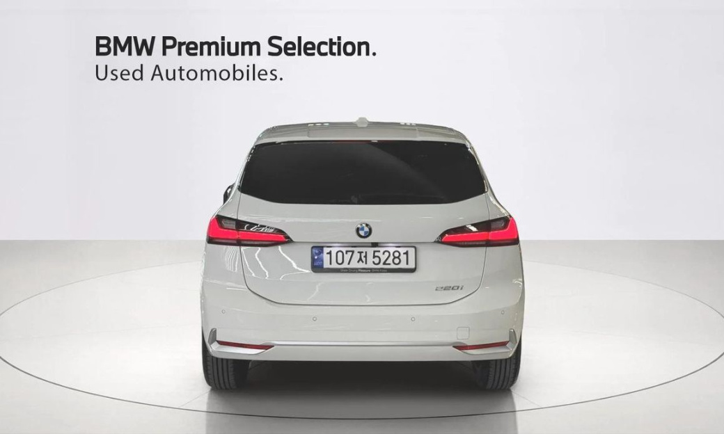 BMW 2-Series 220i Luxury, 2024