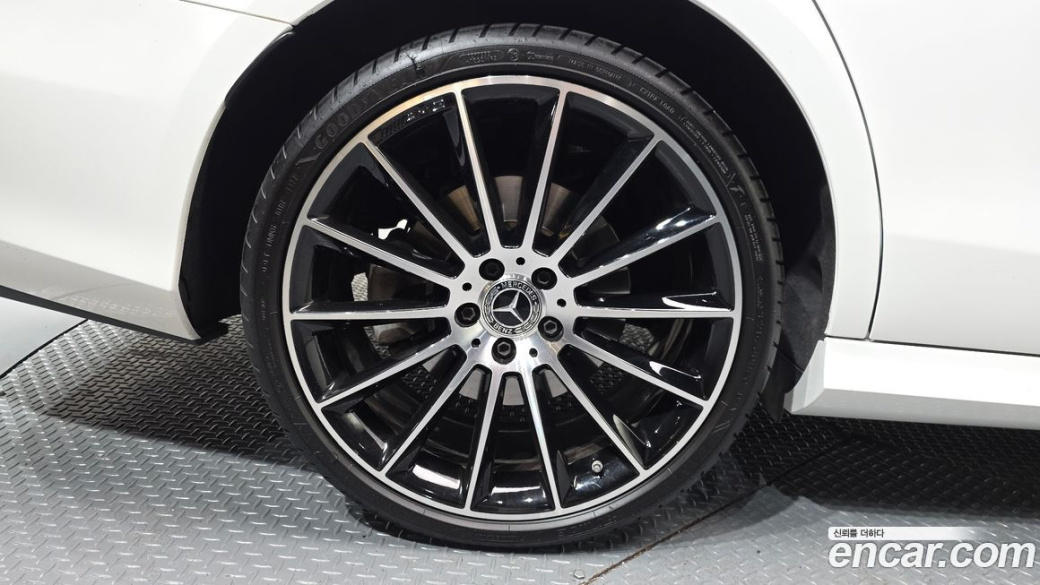 Mercedes-Benz E-Class E350 4MATIC AMG Line, 2023