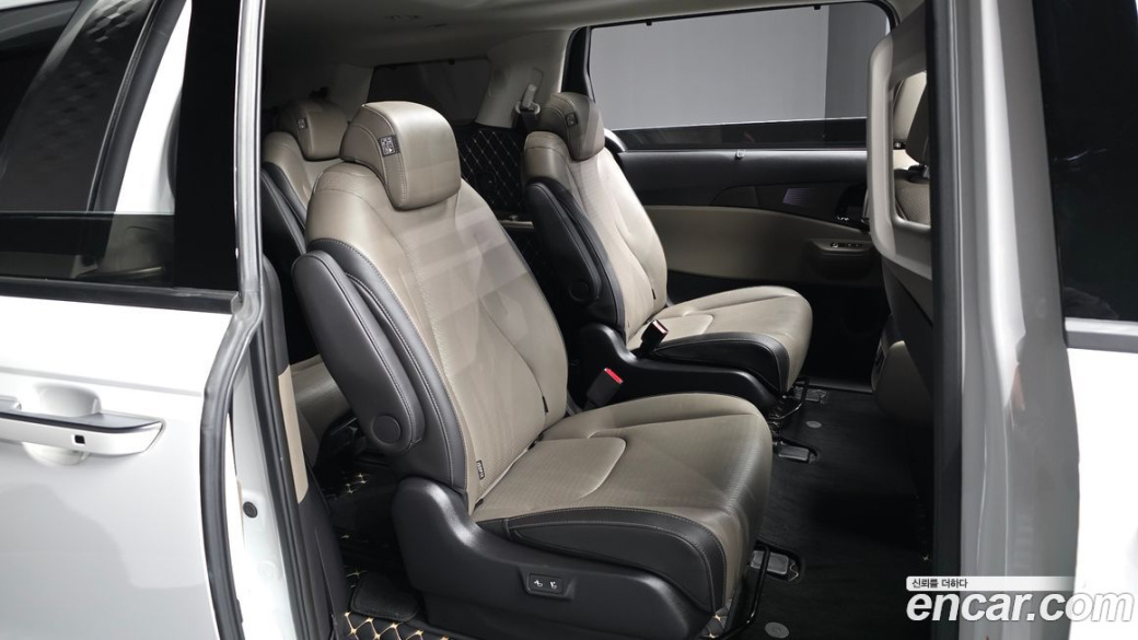 Kia Carnival 9-Seater Signature, 2024