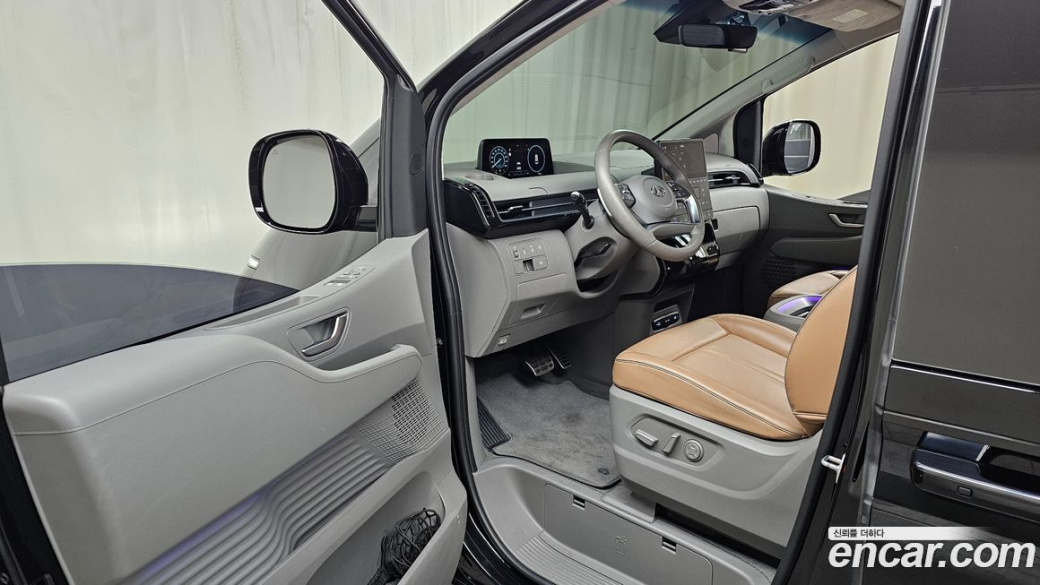 Hyundai Staria Lounge 9-Seater, 2023