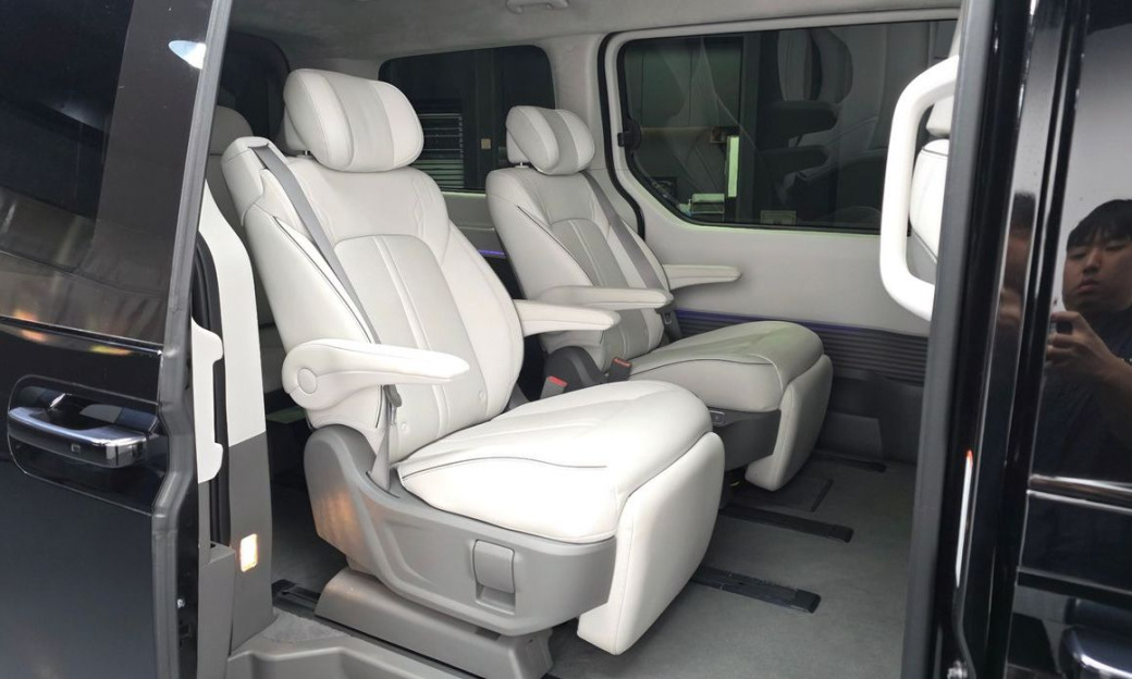 Hyundai Staria 4WD Lounge 7-Seater, 2024