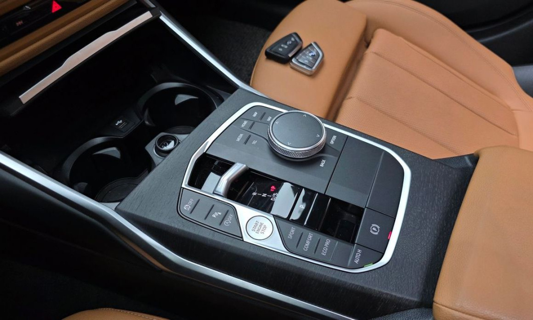 BMW 3-Series 320i, 2024