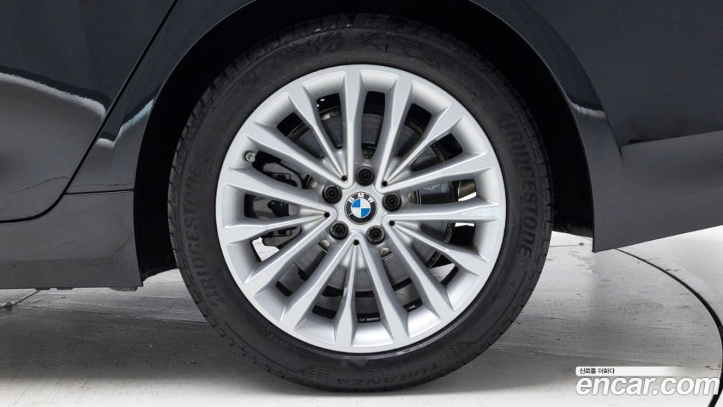 BMW 5-Series 520i Luxury, 2023