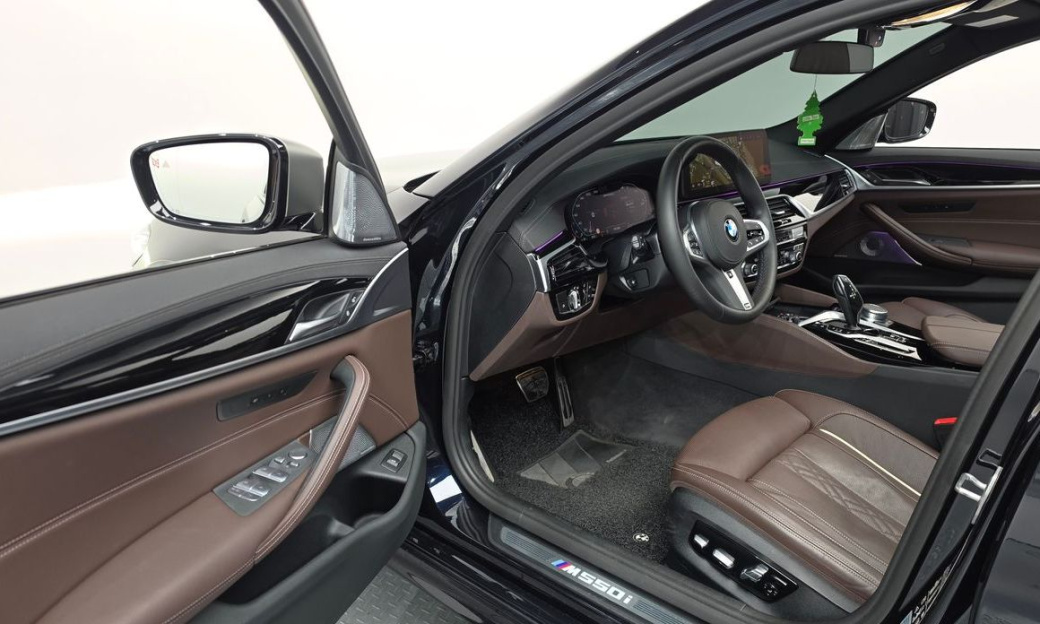 BMW 5-Series M550i xDrive, 2022