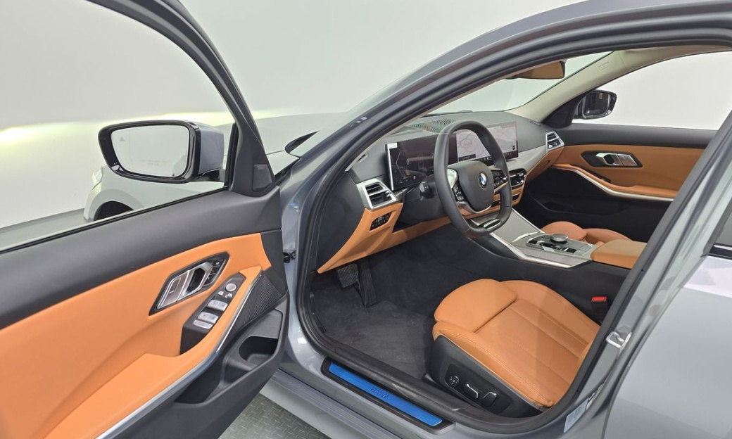 BMW 3-Series 320i, 2025