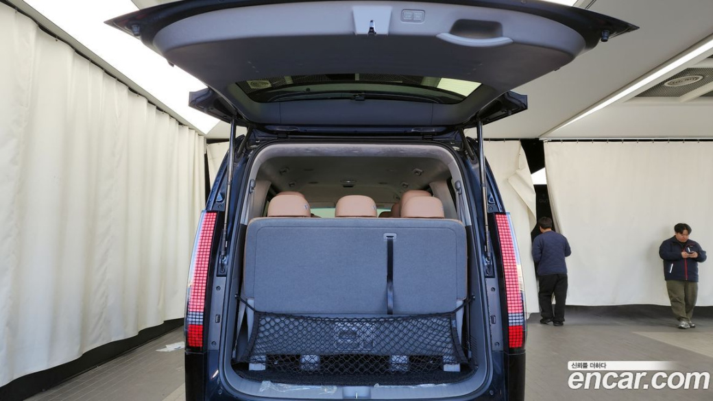 Hyundai Staria 4WD Lounge 9-Seater, 2022