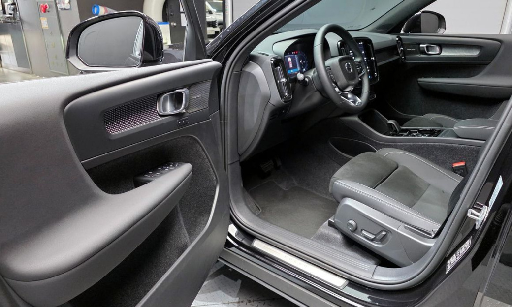 Volvo XC40 B4 Black Edition, 2025