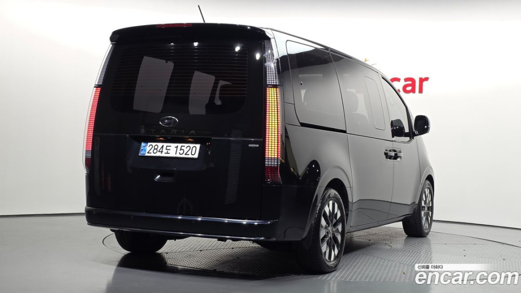 Hyundai Staria 4WD Lounge 7-Seater, 2022