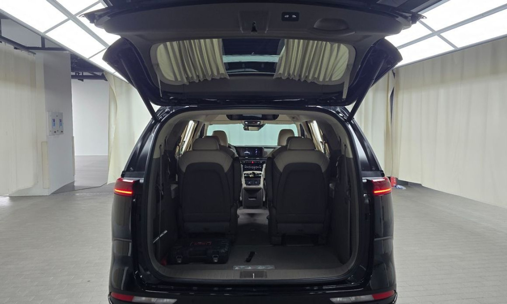 Kia Carnival 9-Seater Hi-Limousine, 2023