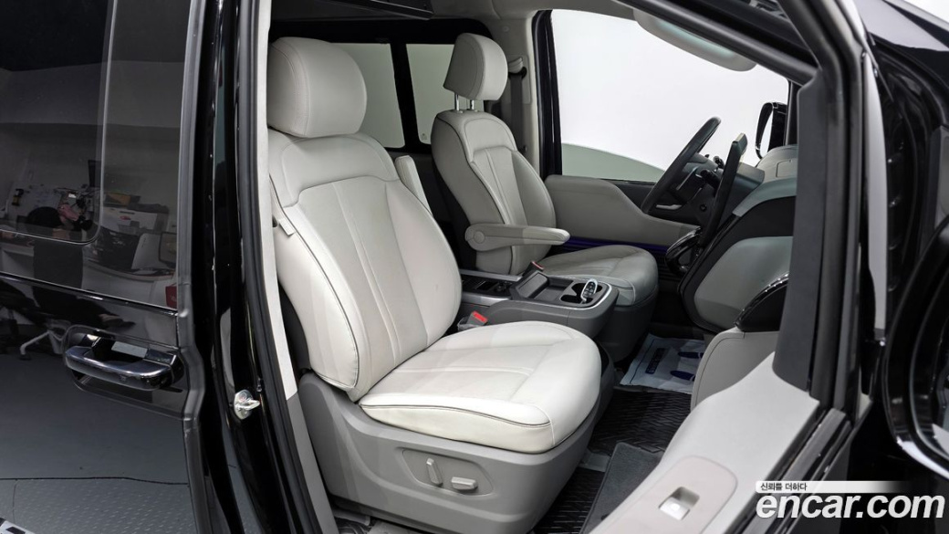 Hyundai Staria 4WD Lounge 9-Seater, 2023