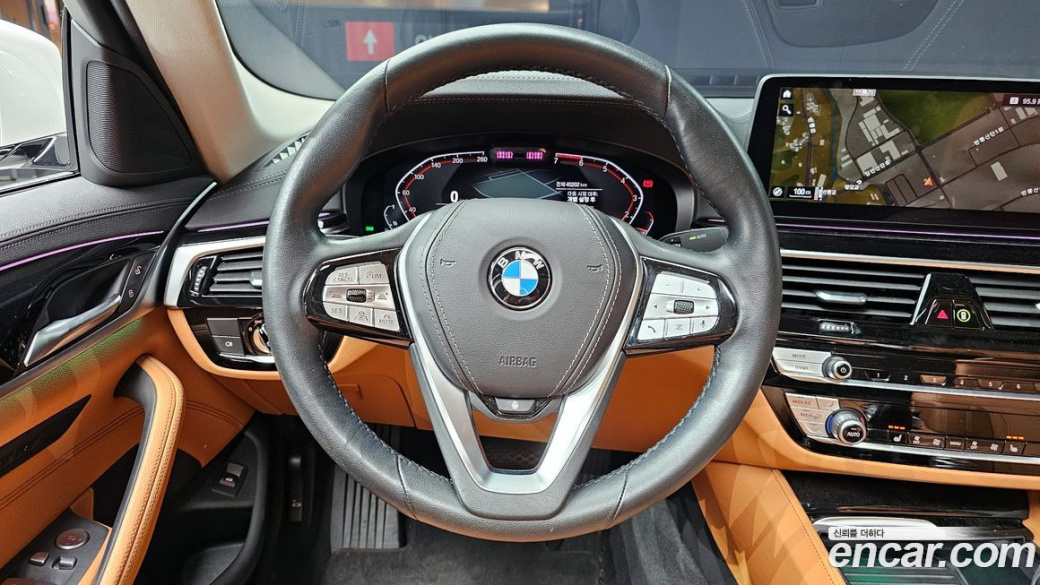 BMW 5-Series 520i Luxury, 2022