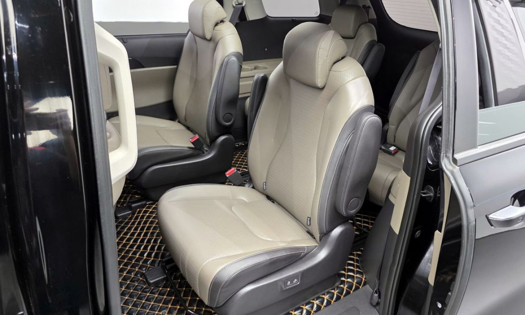 Kia Carnival 9-Seater Gravity, 2024
