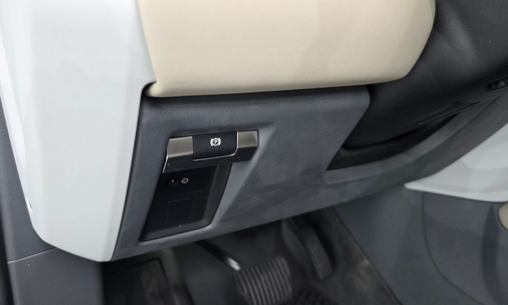 Land Rover Defender 110 D250 SE, 2024