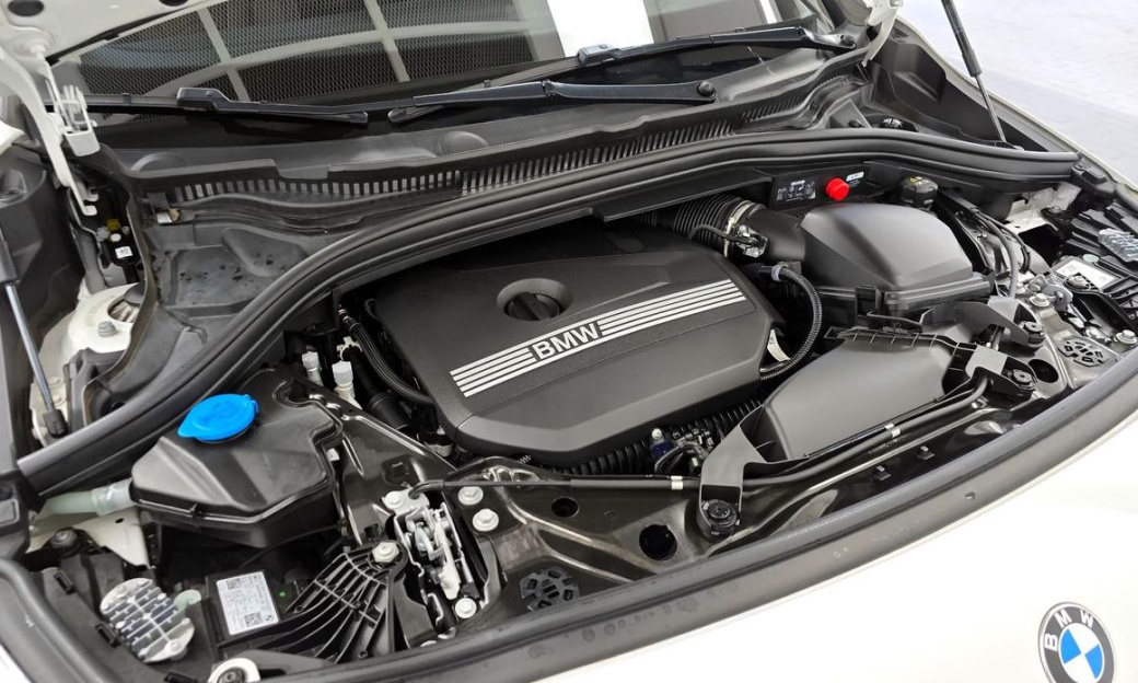 BMW 2-Series 220i Luxury, 2024