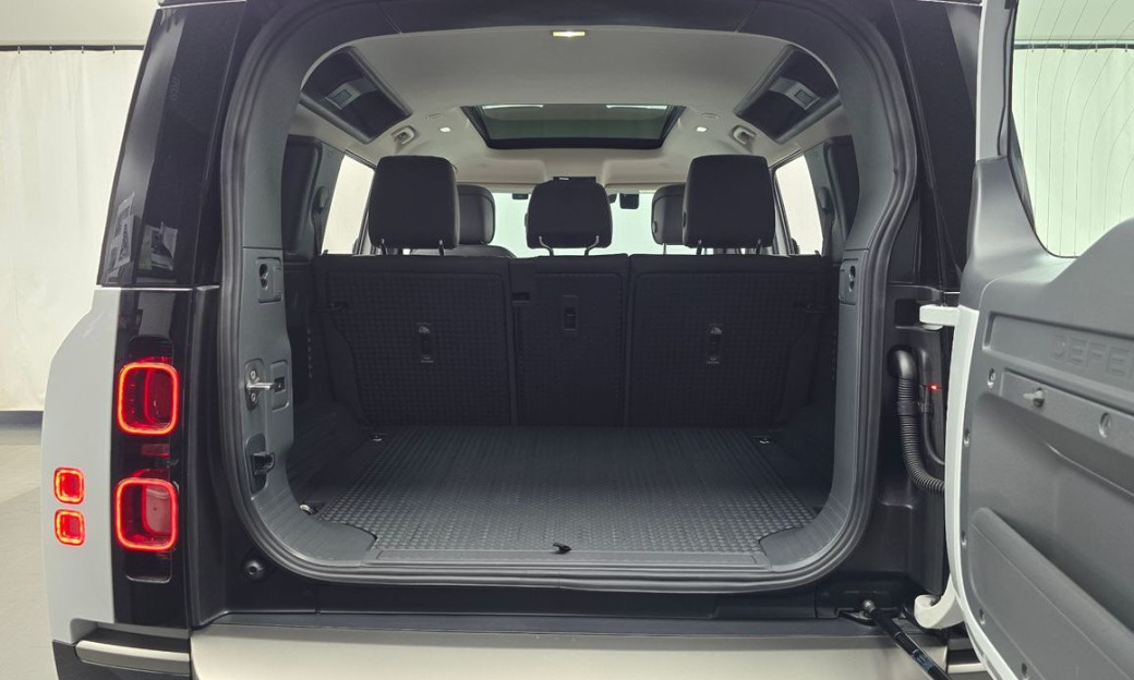 Land Rover Defender 110 P300 X-Dynamic SE, 2024