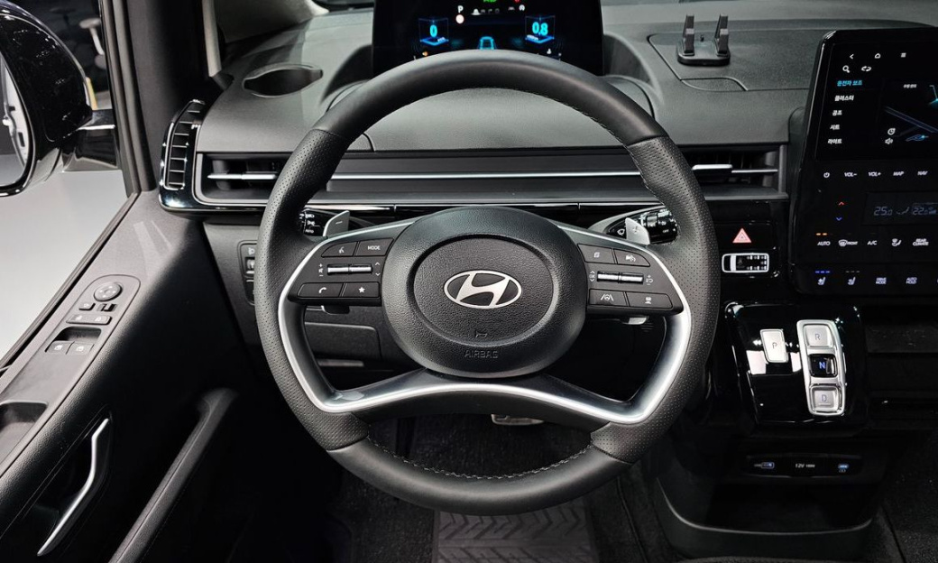 Hyundai Staria 4WD Lounge 9-Seater, 2025