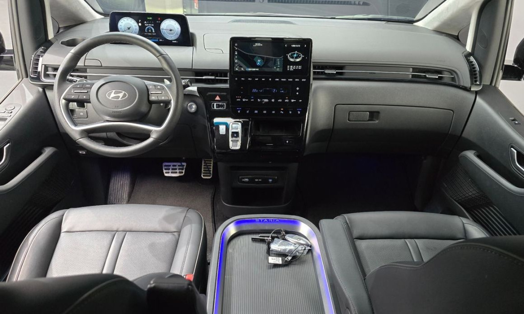 Hyundai Staria 4WD Lounge 9-Seater, 2025
