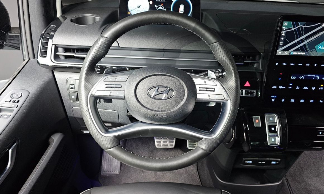 Hyundai Staria 4WD Lounge 9-Seater, 2022