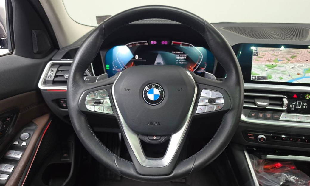 BMW 3-Series 320i Touring Luxury, 2022