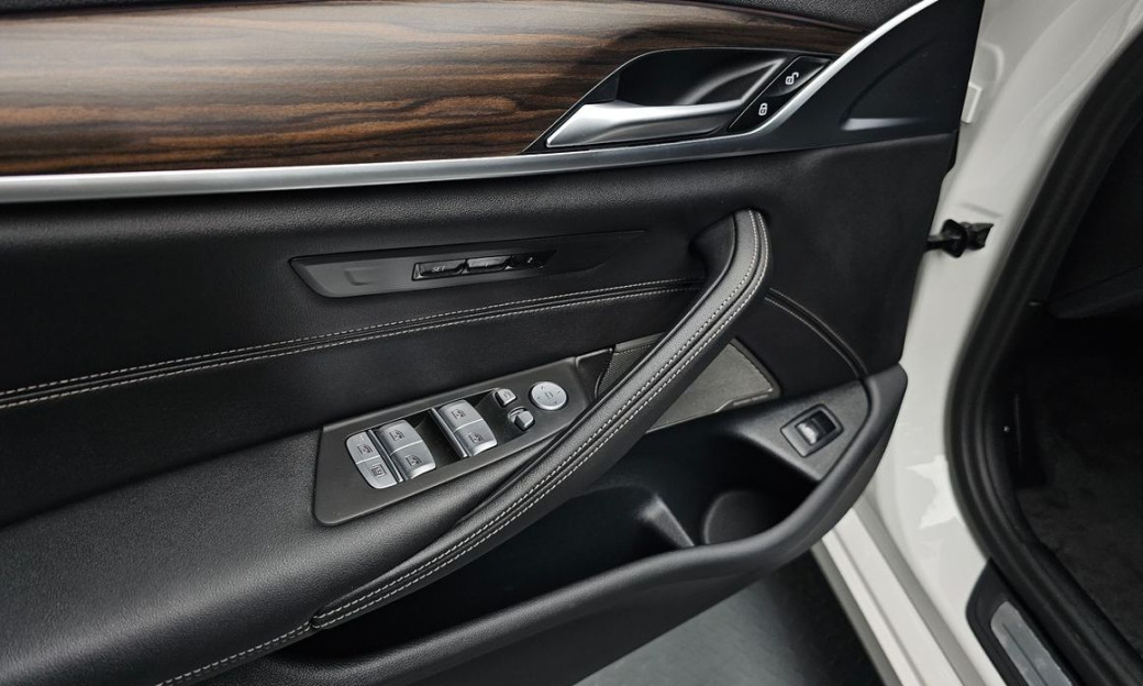 BMW 5-Series 530i Luxury, 2023