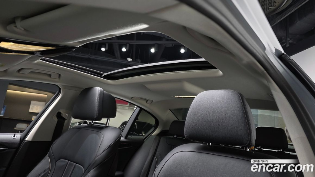 BMW 5-Series 520i Luxury, 2023