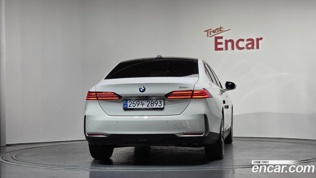 BMW 5-Series 520i, 2024