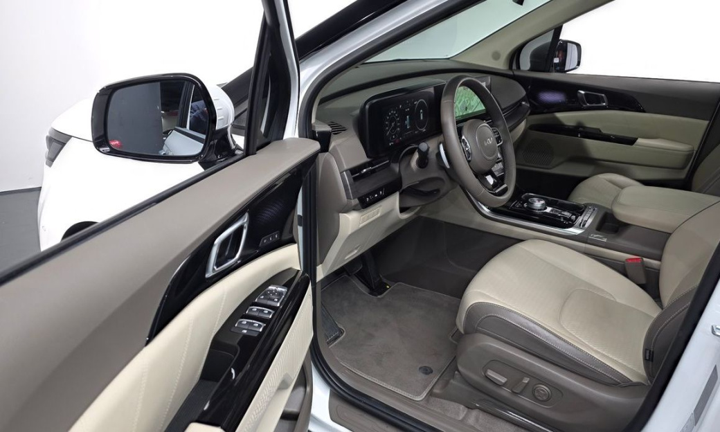 Kia Carnival 7-Seater Signature, 2023