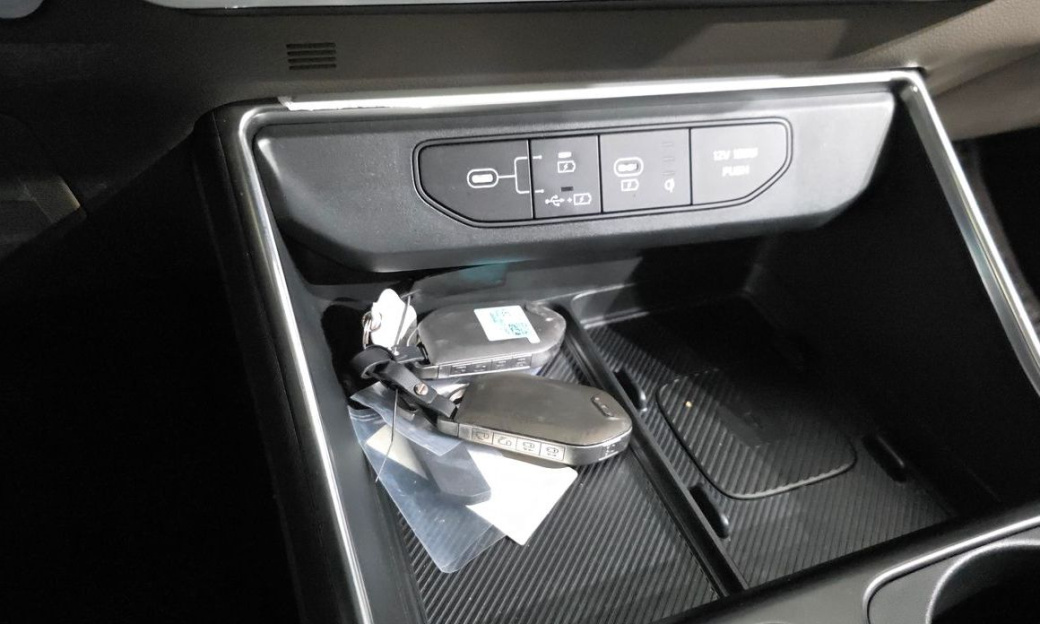 Kia Carnival 7-Seater Outdoor, 2025