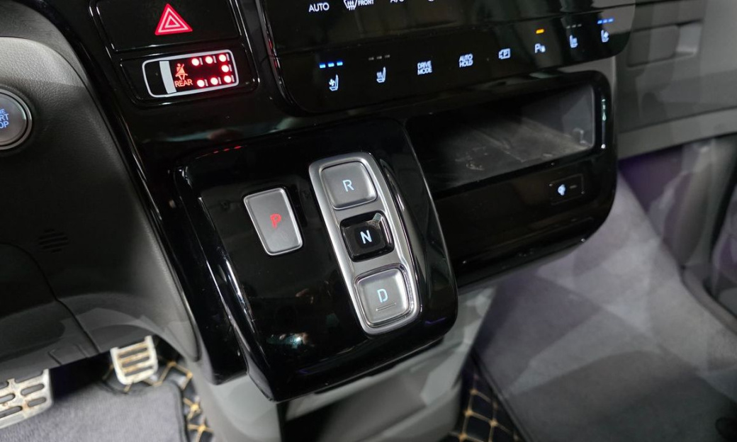 Hyundai Staria Lounge 9-Seater, 2023