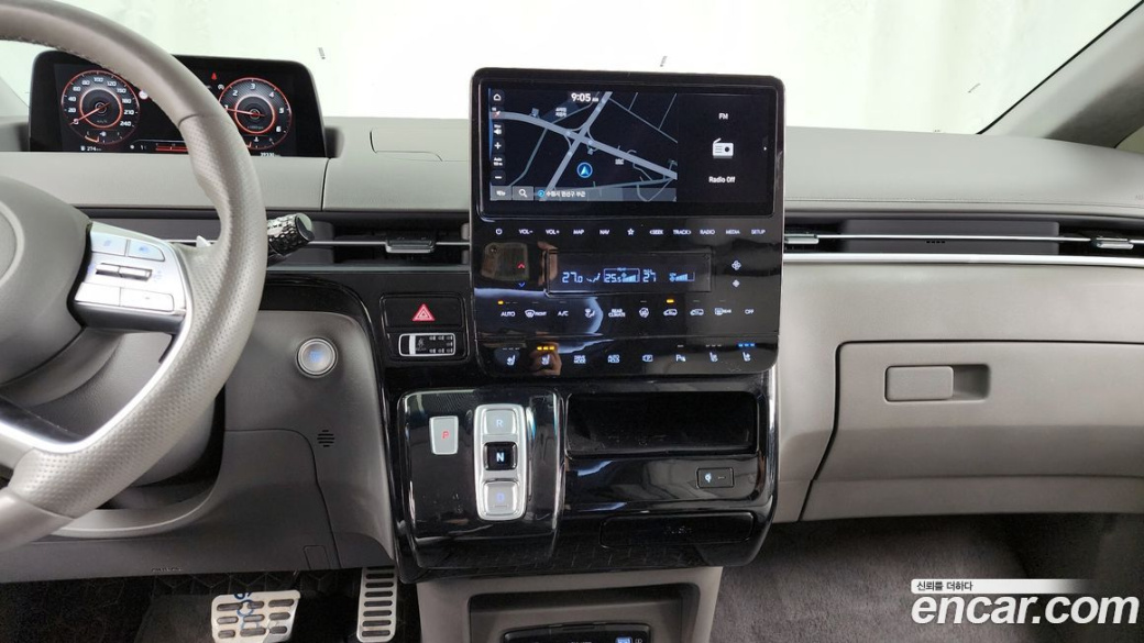 Hyundai Staria 4WD Lounge 9-Seater, 2022