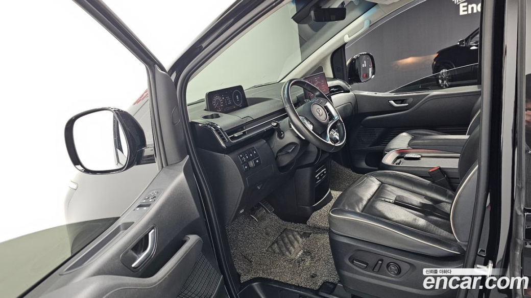 Hyundai Staria 4WD Lounge 9-Seater, 2023