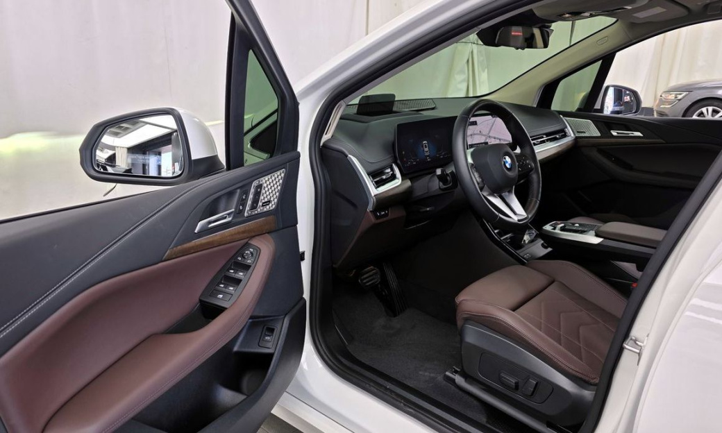 BMW 2-Series 220i Luxury, 2024
