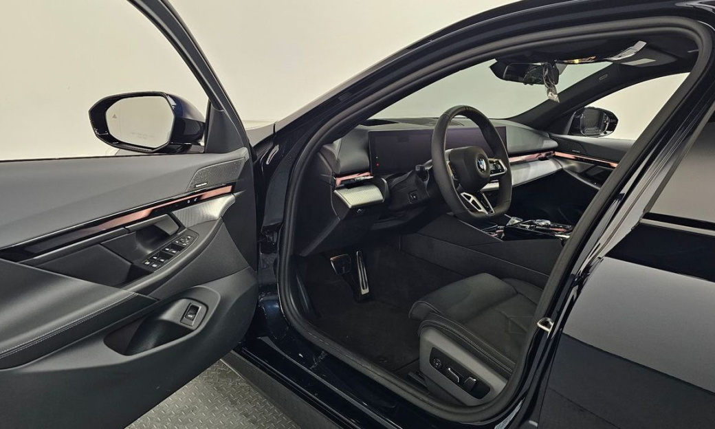BMW 5-Series 530i xDrive M Sport, 2025