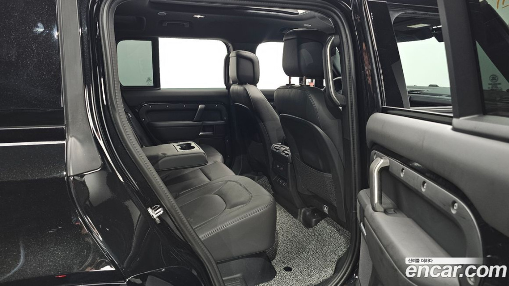 Land Rover Defender 110 P300 X-Dynamic SE, 2025