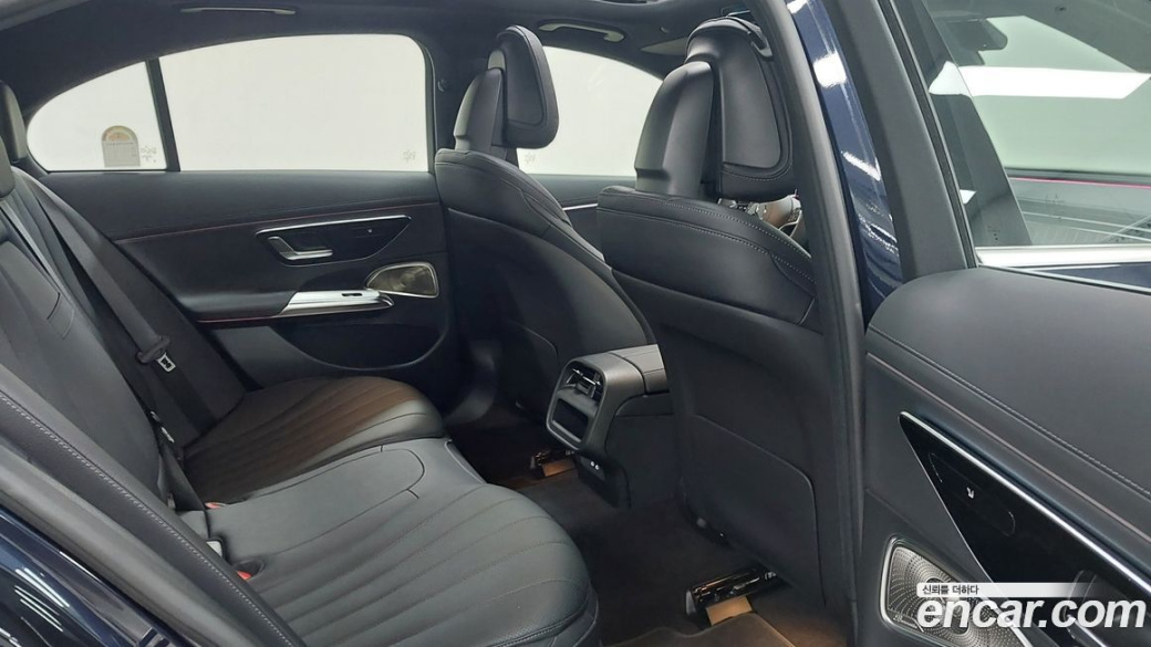 Mercedes-Benz E-Class E300 4MATIC Exclusive, 2025