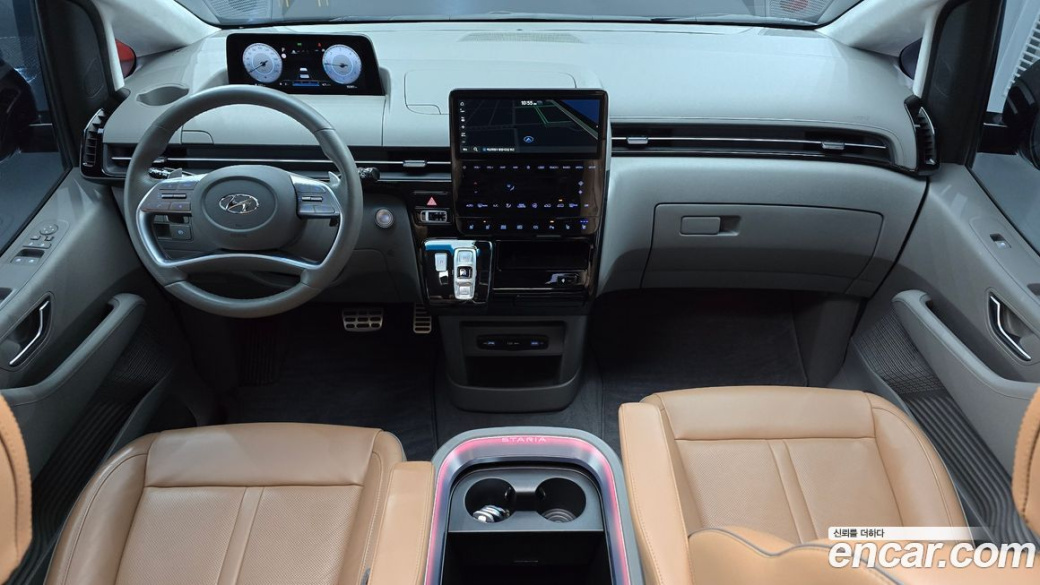 Hyundai Staria 4WD Lounge 9-Seater, 2022