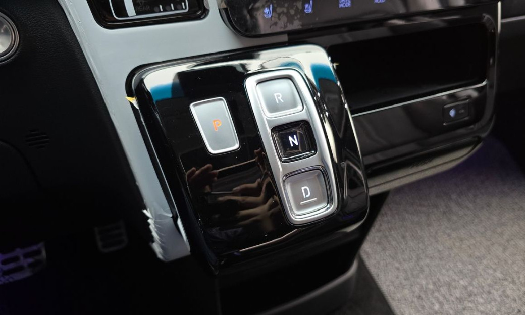 Hyundai Staria 4WD Lounge 9-Seater, 2025