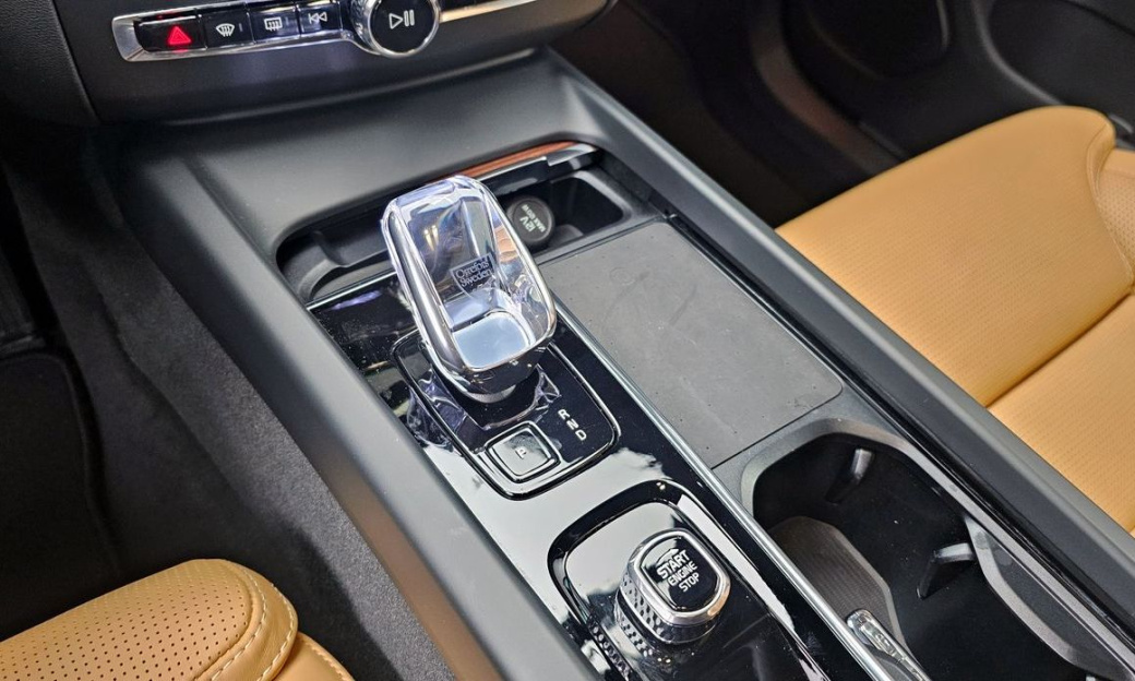 Volvo XC60 B5 Ultimate Bright, 2024
