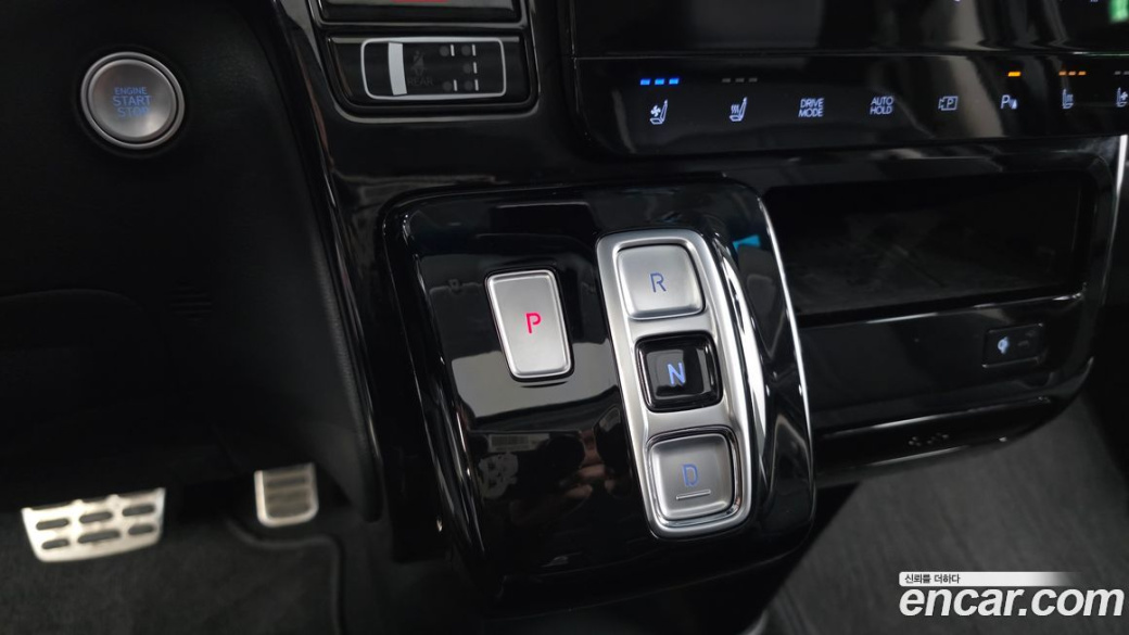 Hyundai Staria 4WD Lounge 7-Seater, 2022