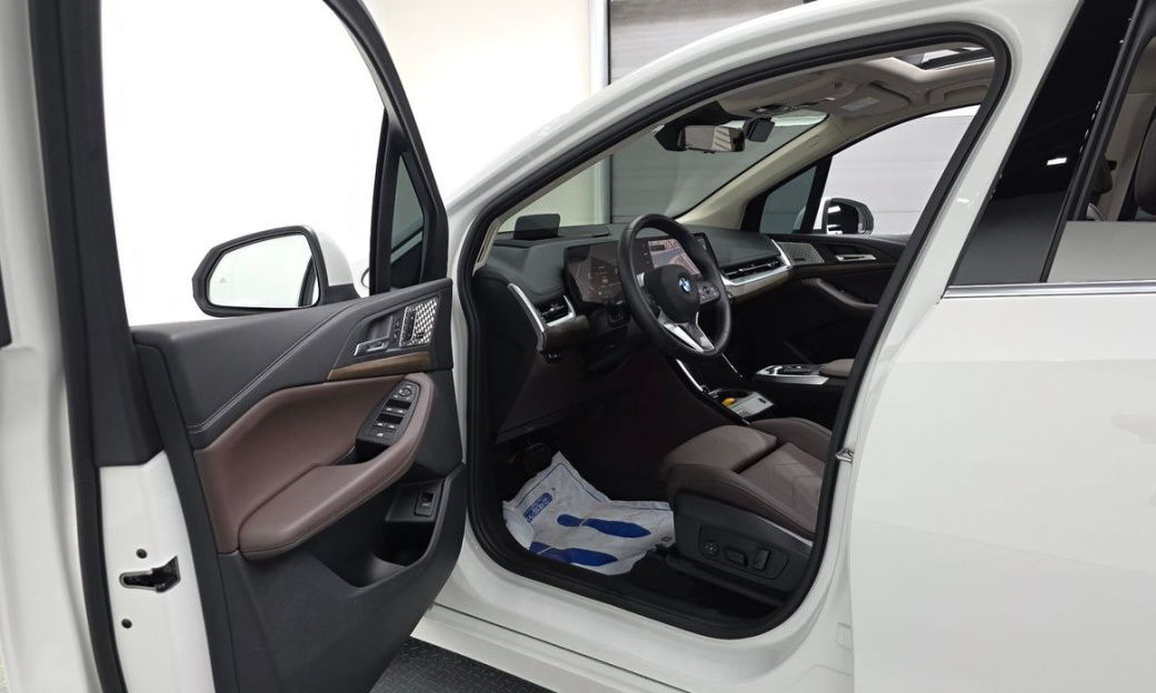 BMW 2-Series 220i Luxury, 2025
