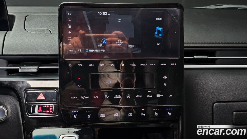 Hyundai Staria 4WD Lounge 9-Seater, 2024