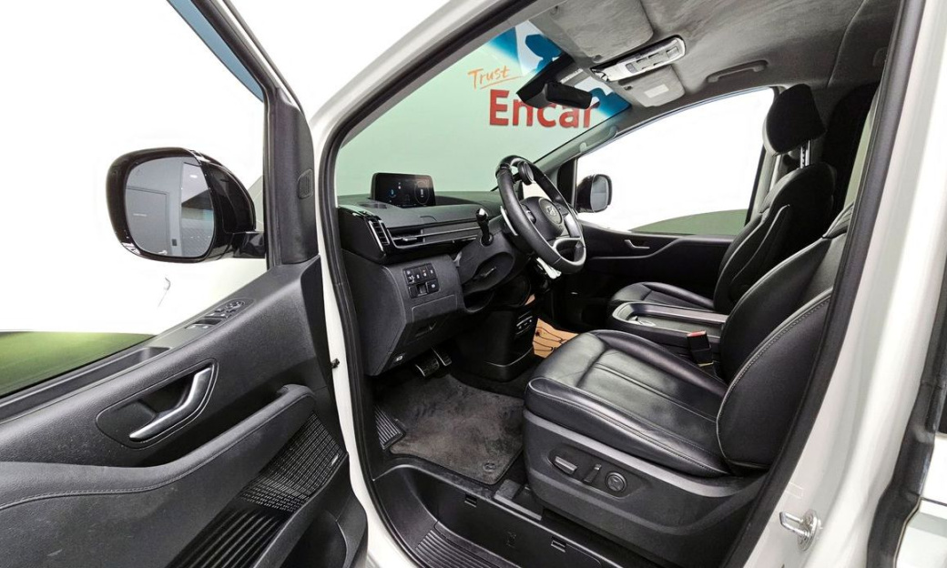Hyundai Staria Lounge 9-Seater, 2024