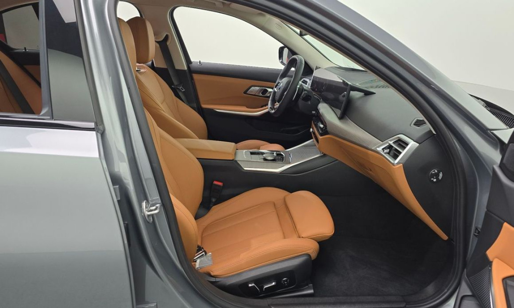 BMW 3-Series 320i, 2025