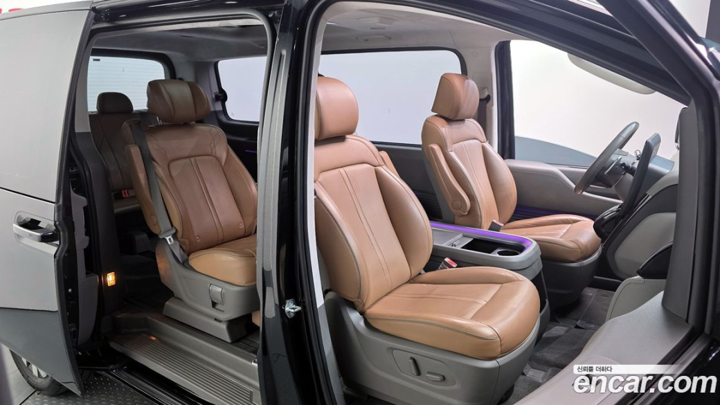 Hyundai Staria 4WD Lounge 7-Seater, 2023