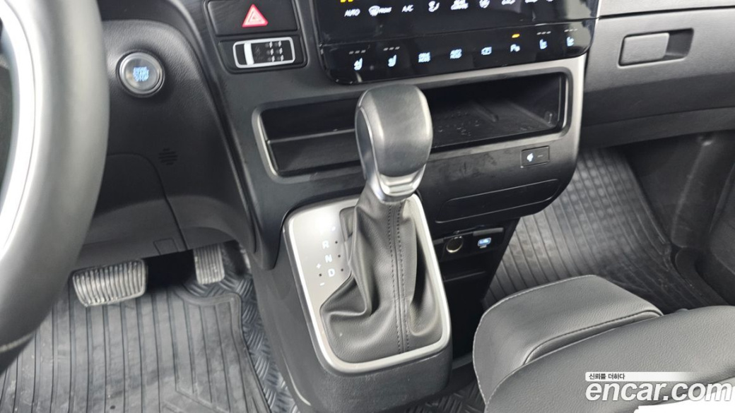 Hyundai Staria 4WD Tourer 9-Seater, 2025